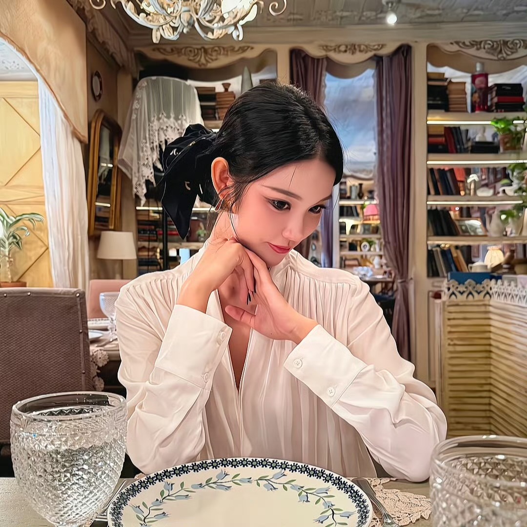 北京伴游女生Hilary Eliot的资料